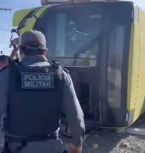 Vídeo: Ônibus e caminhão tombam em grave acidente em São Luís