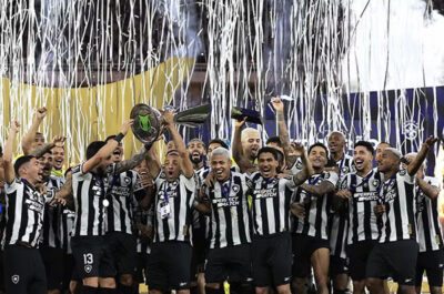 Botafogo é campeão brasileiro após 29 anos e o Athletico-PR é rebaixado