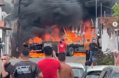 Caminhão fica destruído após pegar fogo no Cruzeiro do Anil