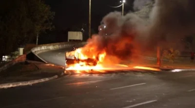 Carro pega fogo em viaduto na Avenida dos Franceses