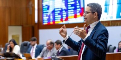 Deputado tenta proibir celular nas escolas do Maranhão
