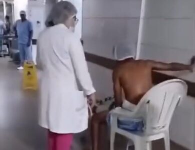 Paciente se arrasta em cadeiras de plástico pelos corredores do Socorrão II