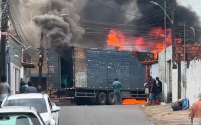 Caminhão baú pega fogo no Cruzeiro do Anil, em São Luís