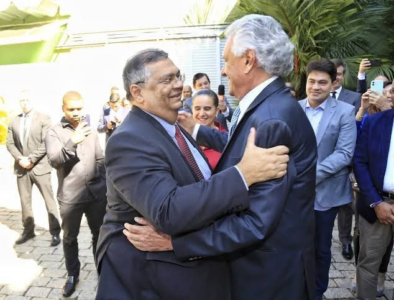 Caiado sanciona lei que concede cidadania goiana a Flávio Dino