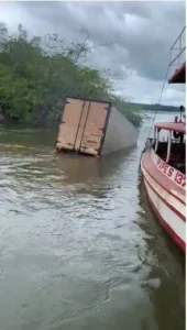 Caminhão cai no rio Tocantins ao tentar embarcar em balsa em Aguiarnópolis