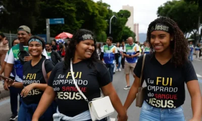 Jovens e mulheres puxam aumento de evangélicos no país, revela IBGE