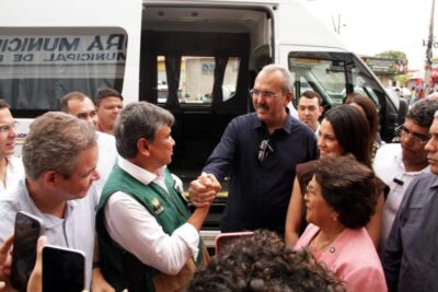 Ministro Wellington Dias entrega van à SEMDES e reforça estrutura da assistência social em Timon