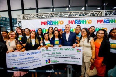 Governo premia professores e escolas que se destacaram em 2024 e entrega equipamentos para ano letivo 2025