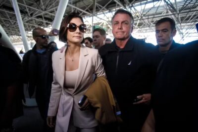 Bolsonaro cogita Michelle como candidata à Presidência e depois recua