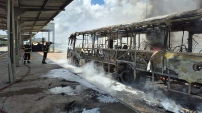 Vídeo: Ônibus pega fogo no Terminal da Praia Grande, em São Luís