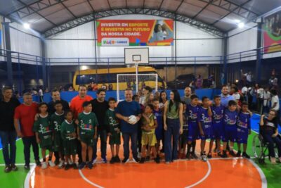 Prefeito Fred Campos entrega nova quadra poliesportiva no Iguaíba