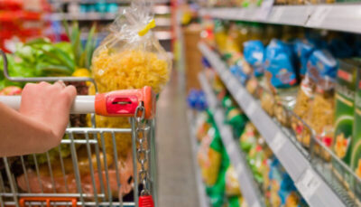 Inflação desacelera em abril, mas alimentos e remédios seguem pressionando orçamento das famílias