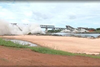 Estrutura remanescente de ponte que caiu no MA é implodida; veja vídeo