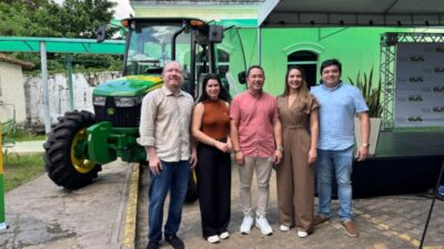 Prefeito André da RalpNet recebe dois tratores agrícolas, destinados para Pinheiro pela Senadora Ana Paula Lobato
