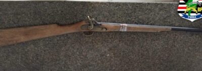 Homem é preso por porte ilegal de arma de fogo ao tentar matar um animal