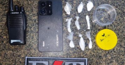 Policia Militar de Itapecuru prende dupla com com droga, rádio comunicador, entre outros materiais.