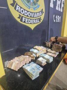 PRF apreende 240 tabletes de cocaína e mais de R$ 150 mil em São Luís