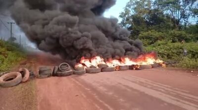 População da Baixada Maranhense bloquea MA-014 e cobra melhorias do Governo do Estado