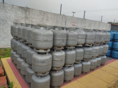 Polícia prende três e apreende carga de 633 botijões de gás