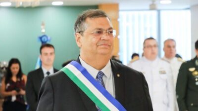 Dino fala em “ultra-oligarquização” e compara bilhões em emendas a “estrelas no céu”