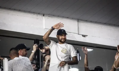 Atacante Neymar anuncia o seu retorno para jogar no Santos
