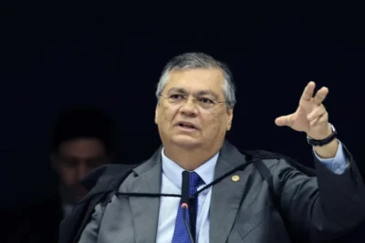 Ao votar para tornar Bolsonaro réu por tentativa de golpe, Flávio Dino cita filme “Ainda Estou Aqui”