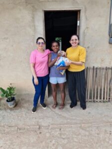 Primeira-dama Gilvanete e vice-prefeita Geraldina realizam entrega de cestas básicas em ação solidária da Semana Santa