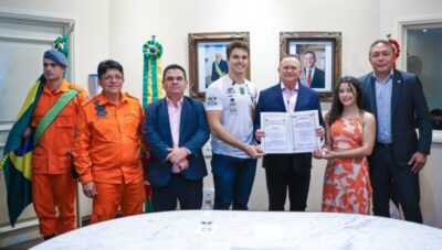 Bruno Lobo recebe honraria do Corpo de Bombeiros por evitar um afogamento