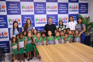 Prefeito Fred Campos recebe visita de alunos da Escola Nova Canaã e mostra que governa com atenção de criança a idoso.