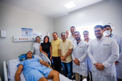 Brandão visita policial Jefferson Castelo Branco, que recebeu alta hospitalar após ser baleado