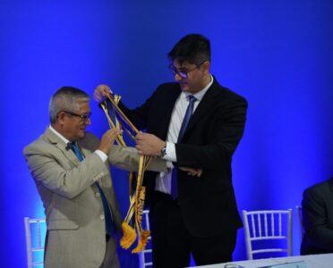 Aos 28 anos, João Marcos é eleito presidente da Câmara de Raposa e conduz posse do prefeito Eudes Barros