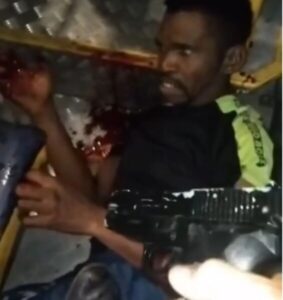 Ladrão tenta assaltar ônibus com arma de brinquedo, apanha da população e chora pedindo perdão em São Luís
