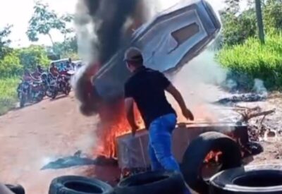 Usando caixões, moradores interditam a MA-006 na Baixada Maranhense e cobram melhorias