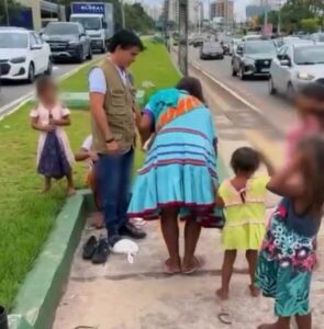 Família de imigrantes venezuelanos é notificada por manter crianças fora da escola e nas ruas