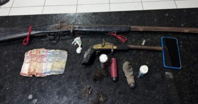 Adolescente é apreendido com armas de fogo e cocaína em Vargem Grande