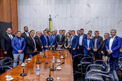 Presidente Hugo Motta recebe prefeitos aliados de Aluisio Mendes