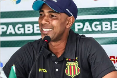 Sampaio anuncia demissão do técnico Arlindo Maracanã