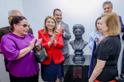 Assembleia homenageia professora Rosa Castro com busto e nome da Escola do Legislativo