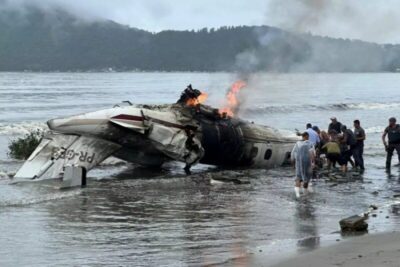 Criança é retirada com vida de destroços de avião que explodiu em Ubatuba (SP)