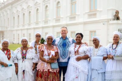 Carlos Brandão participa de Banho de Axé nas ruas do Centro Histórico de São Luís