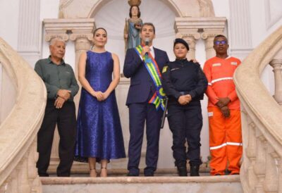 Prefeito Eduardo Braide recebe faixa de prefeito das mãos de servidores municipais