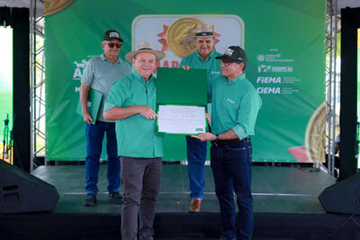Brandão recebe homenagem por certificado de Zona Livre de Aftosa