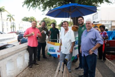 Brandão entrega carrinhos Minha Renda a comerciantes da Praça Dom Pedro II