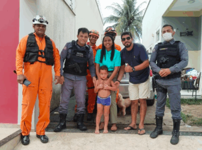 Policiais tiram criança trancada em porta-malas de veículo