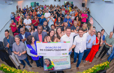 Juscelino na doação de computadores para Conselhos Tutelares