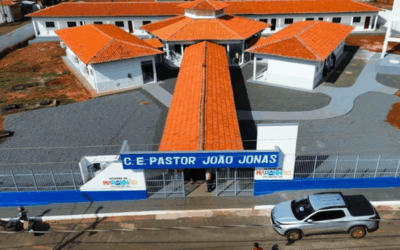 Camarão entrega escola revitalizada em São Pedro dos Crentes