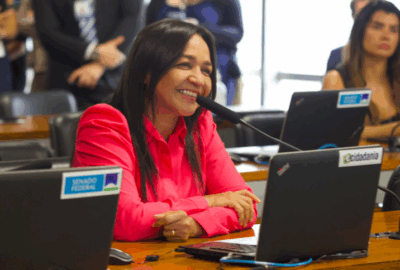 Eliziane busca assinaturas para PEC que reduz jornada de trabalho