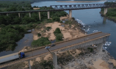 Imagens aéreas mostram carro preso em fenda em ponte que desabou