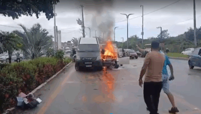 Carro e van pegam fogo em grave acidente em São Luís