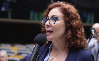 Carla Zambelli entra na difusão vermelha da Interpol e pode ser presa no exterior